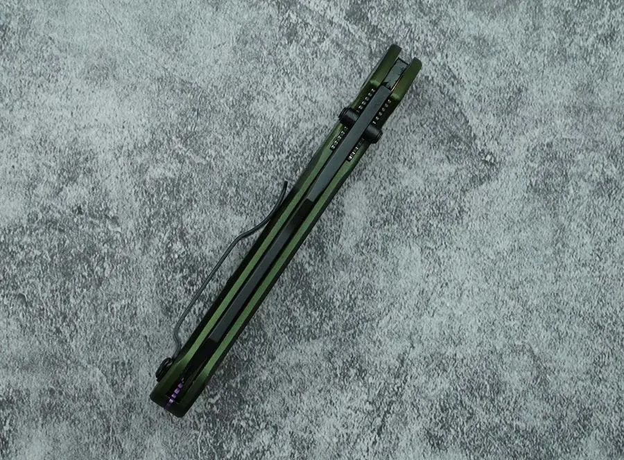 Cuchillo plegable cerrado y funda