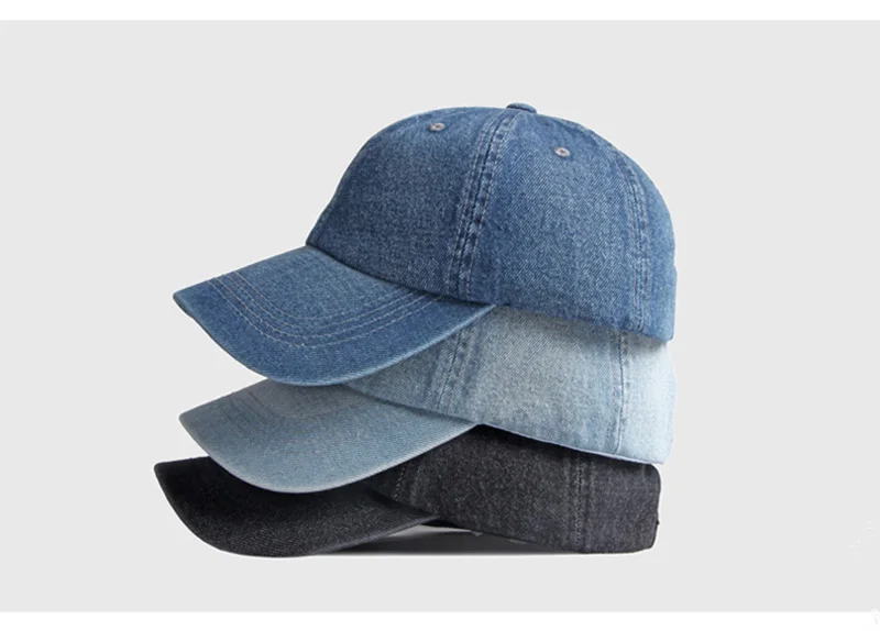 Detalle de la gorra negra y azul