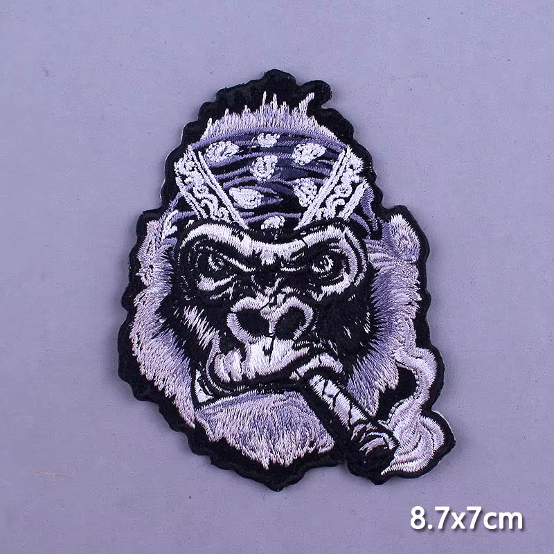 Parche bordado de calavera punk rock sobre fondo oscuro