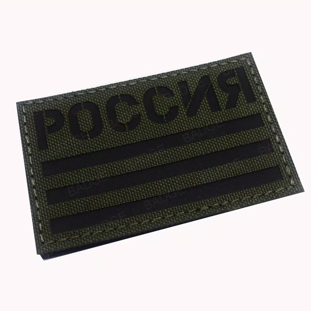 Parche cosido sobre uniforme táctico
