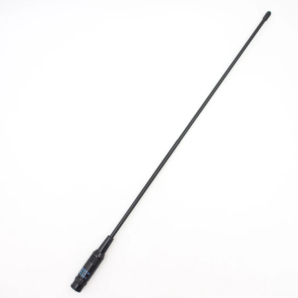 Antena NAGOYA NA-771 junto a un walkie talkie Baofeng para comparación de tamaño