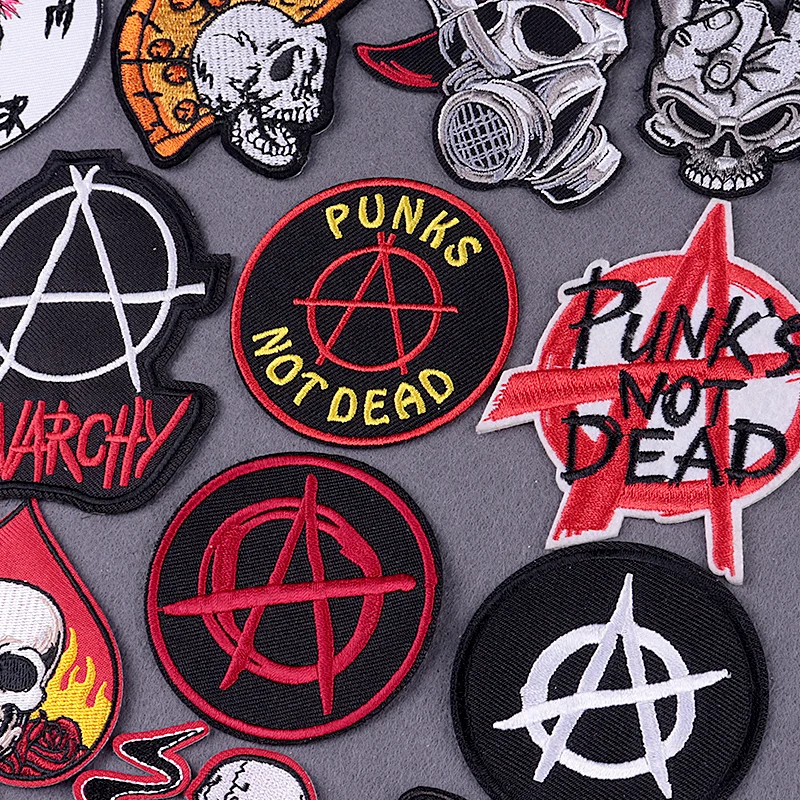Parche bordado de calavera punk