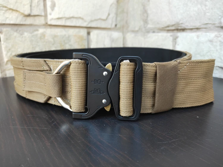 Cinturón táctico con patrón Multicam y diseño MOLLE