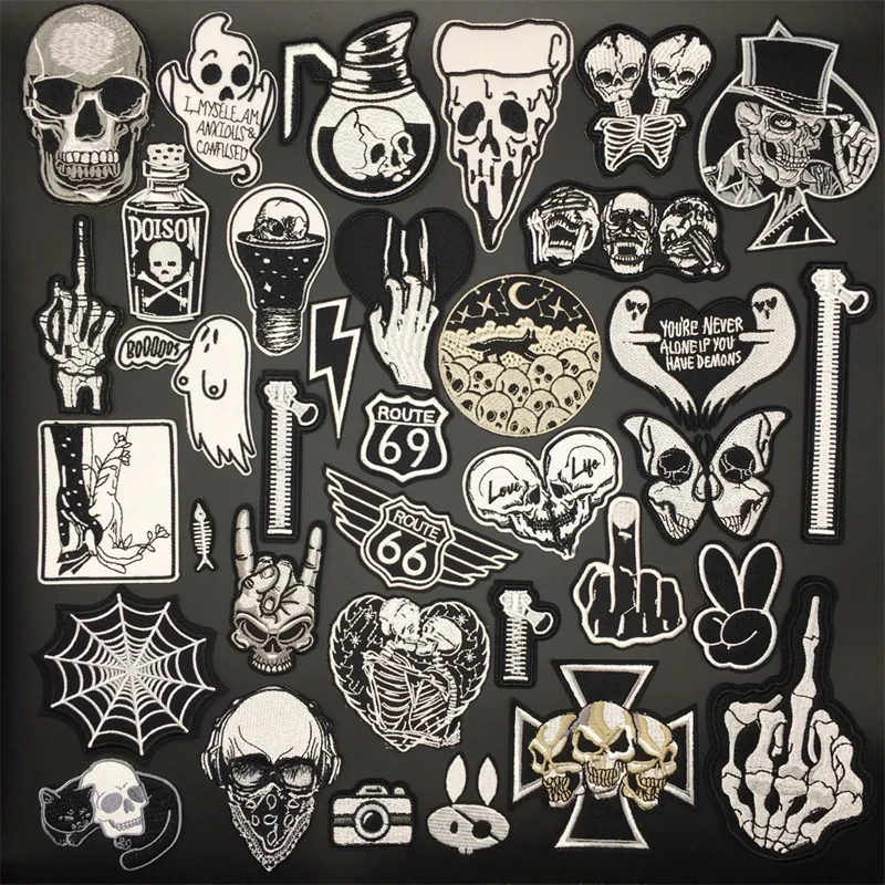 Colección de parches bordados rock punk con diseños en blanco y negro