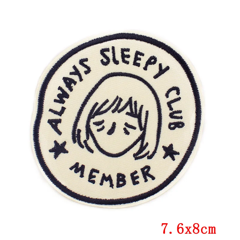 Parches bordados Always Sleepy Club con detalles de personajes dormilones