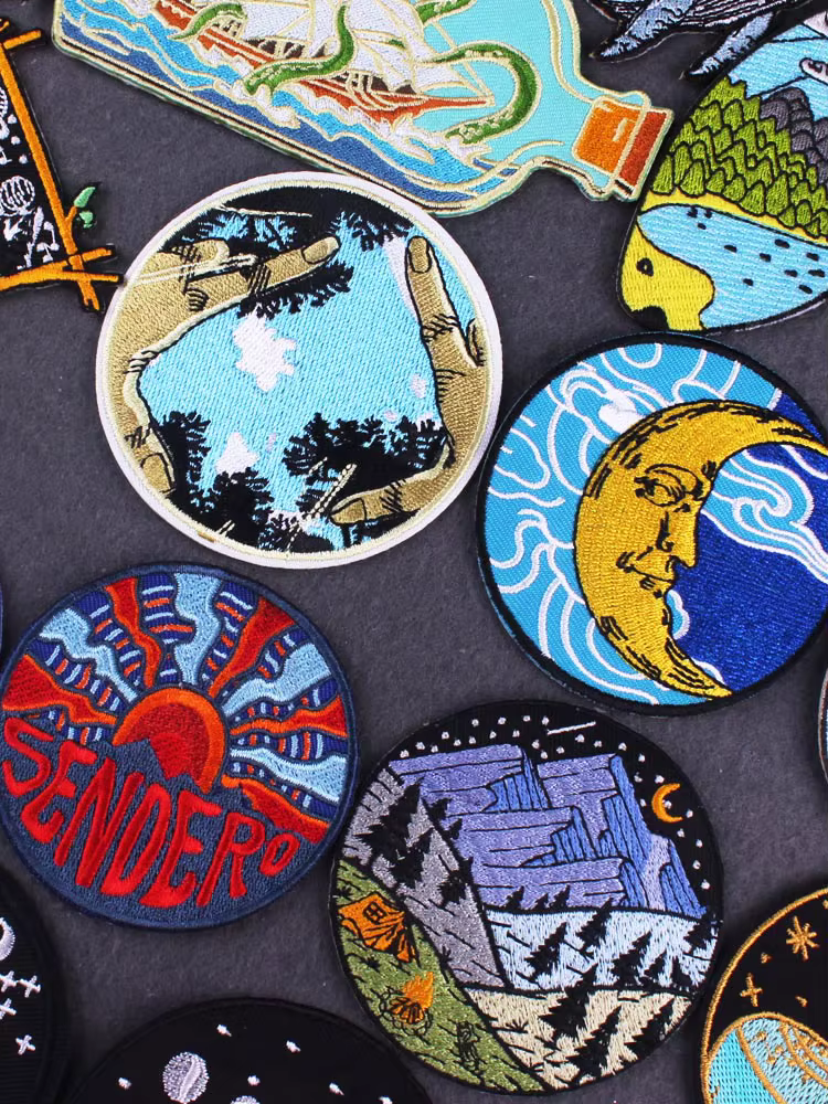 Parche bordado Van Gogh en prenda outdoor