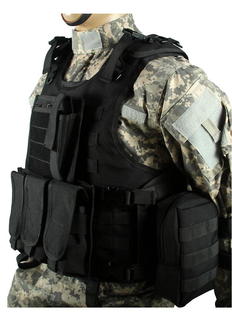 Chaleco táctico con panches insertados y equipo de protección completo