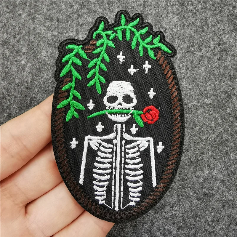 Parche bordado anime con flores y estilo punk-hippie para ropa - imagen 3