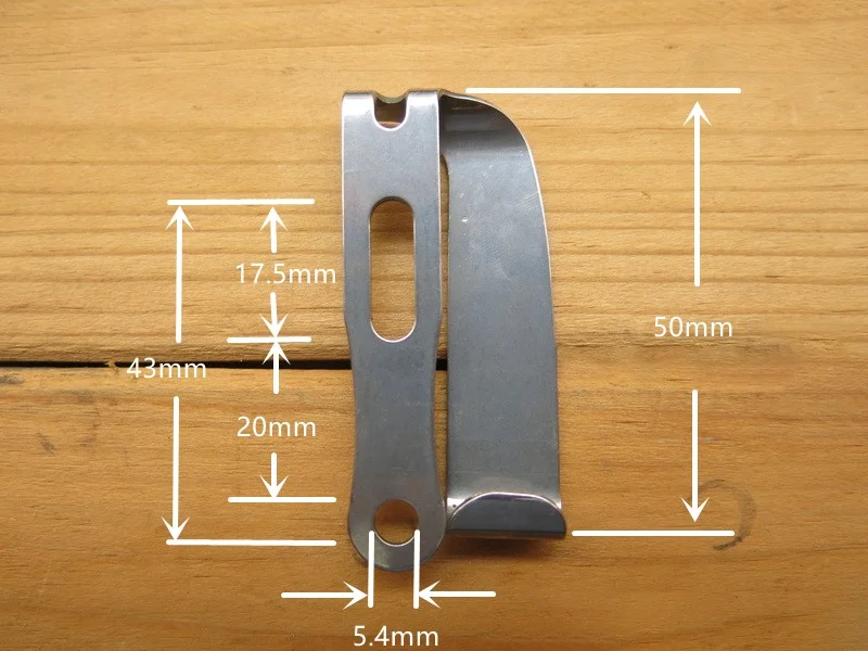 Clip trasero de acero inoxidable visto de frente