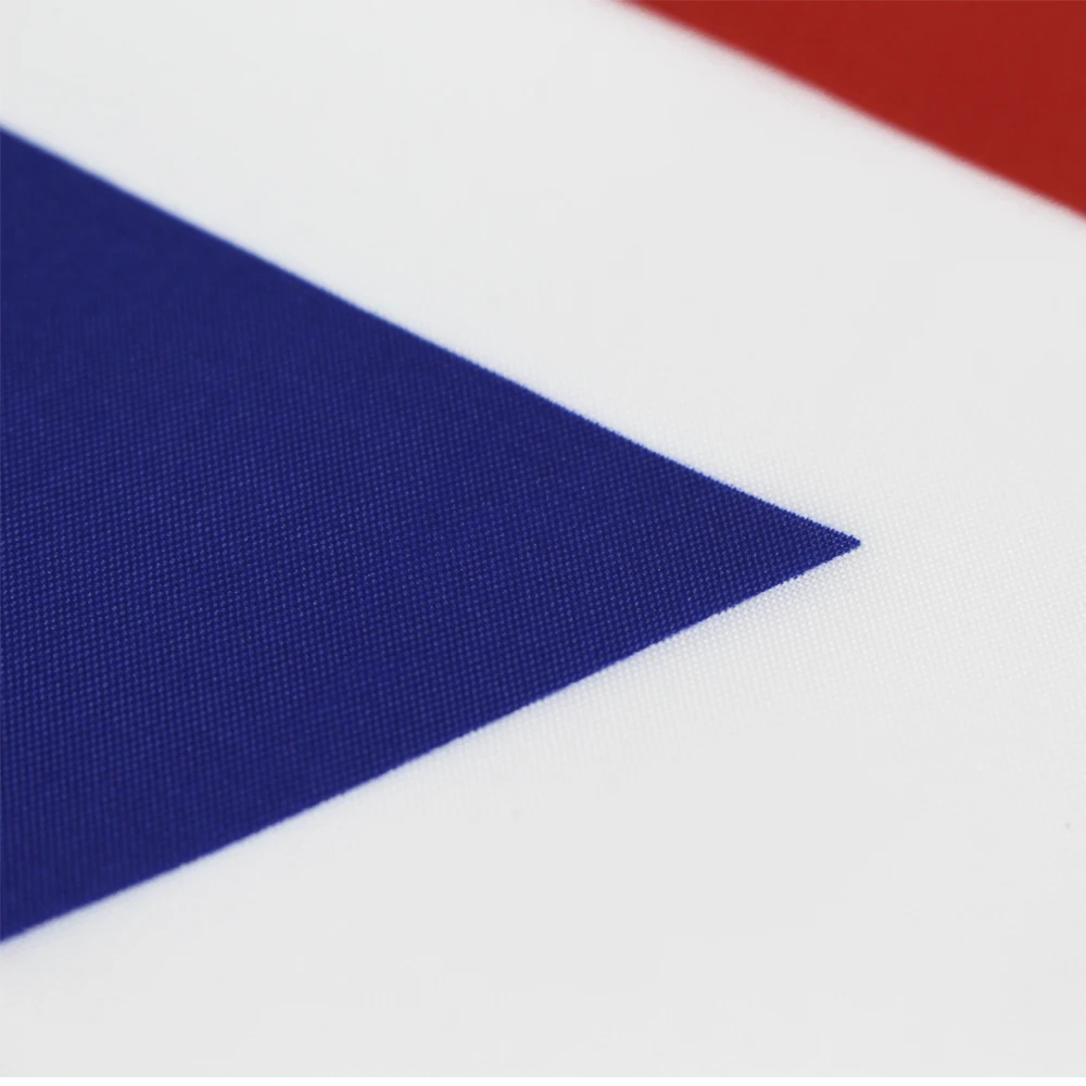 Bandera colgada en un espacio