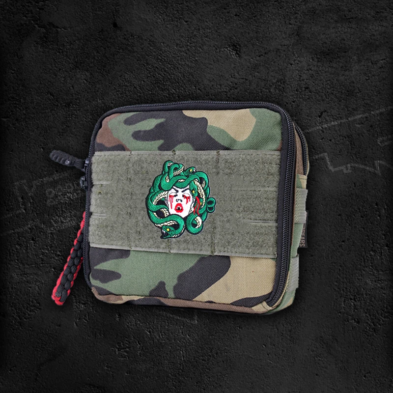 Parche bordado medusa roja con lágrimas de sangre – para coser - imagen 2