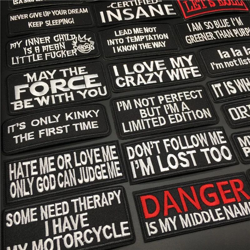 Parches de letras bordadas en negro sobre tejido denim