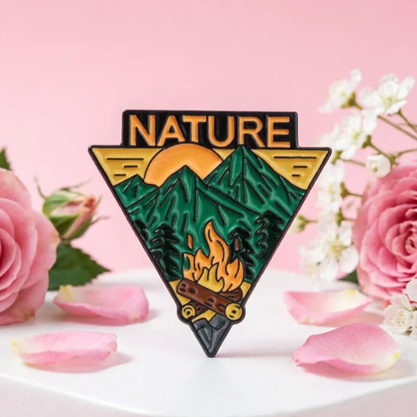 Pin de esmalte vintage – Paisaje montaña y bosque para camping - imagen 2