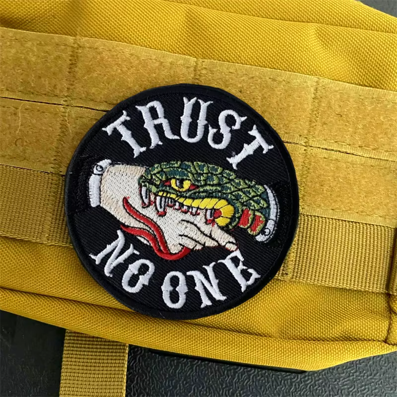 Parche morale TRUST NO ONE - insignia bordada para mochila táctica - imagen 4