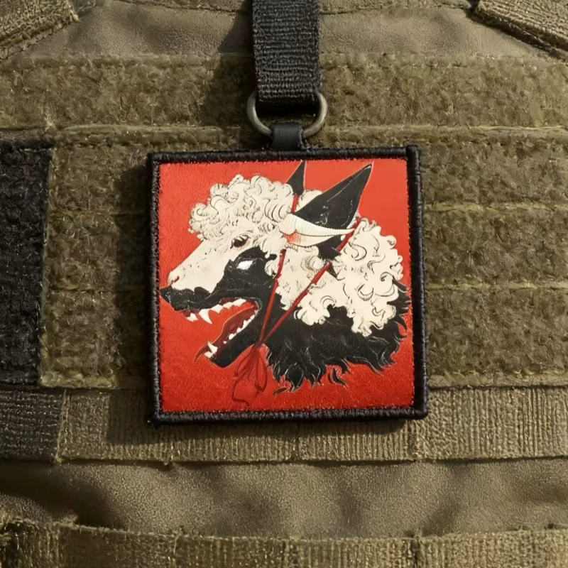 Parche táctico Lobo en piel de oveja con velcro rojo - imagen 4
