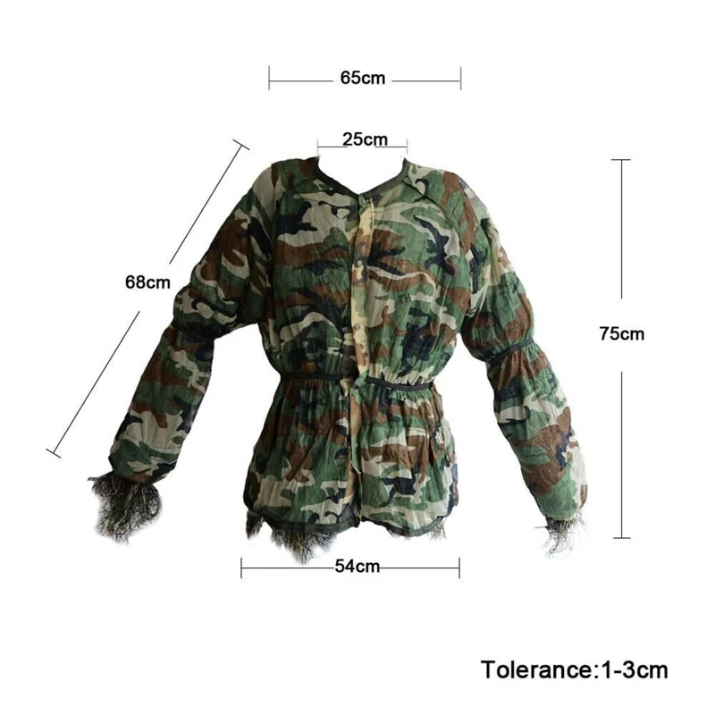 Traje camuflado sobre fondo natural