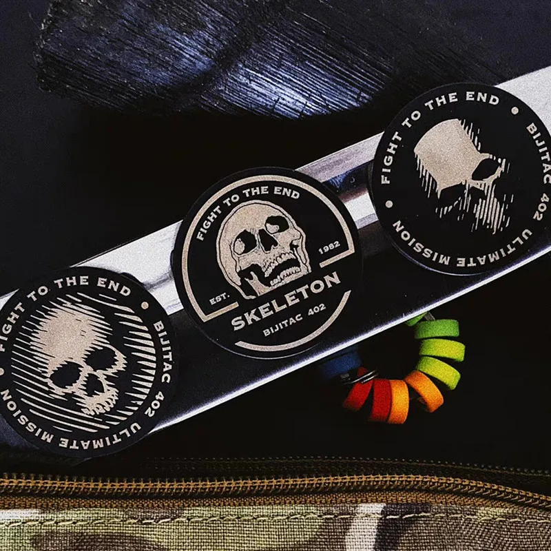 Parche táctico esqueleto metálico magnético para brazalete y mochilas - imagen 2