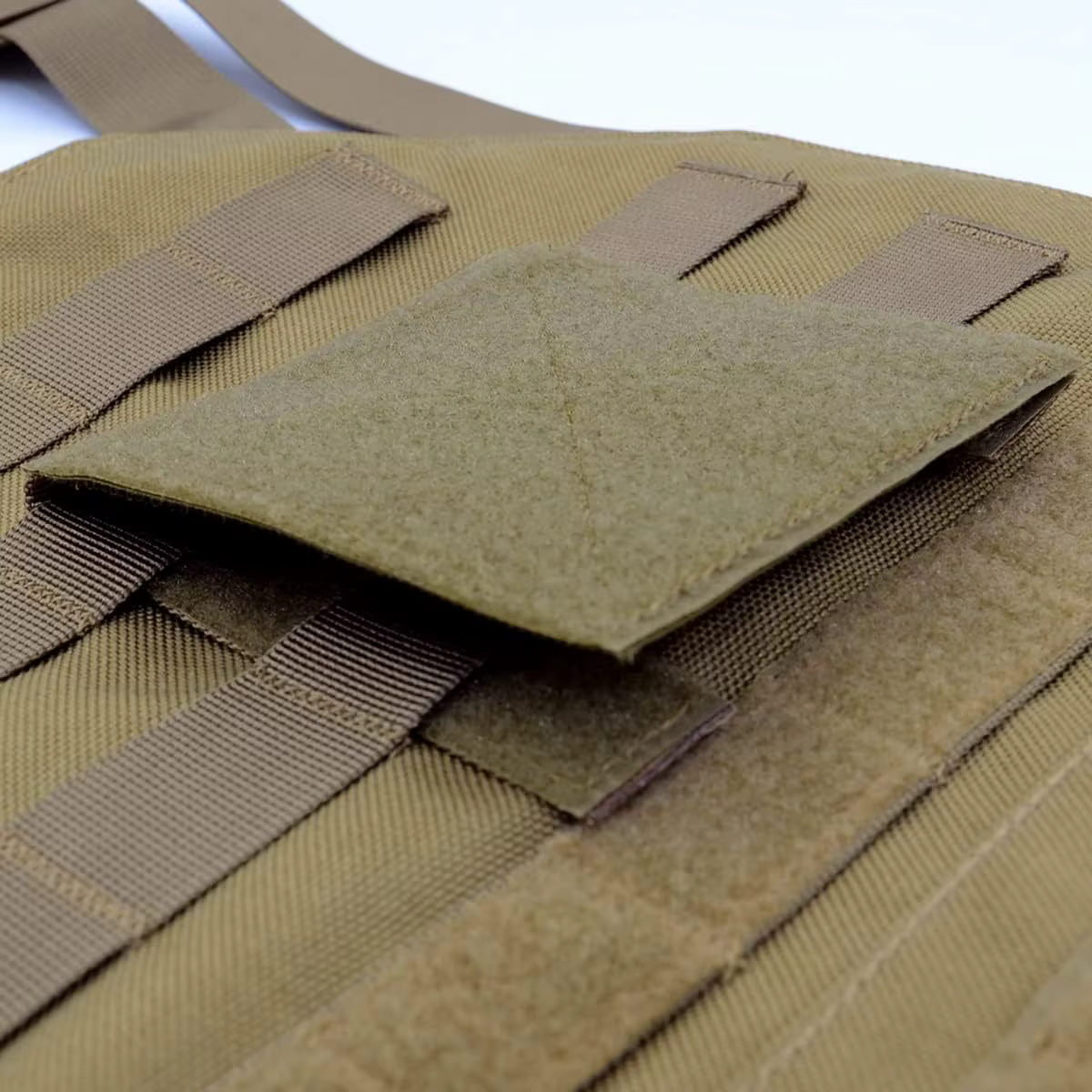 Panel MOLLE táctico modular con parche de identificación y velcro - imagen 4