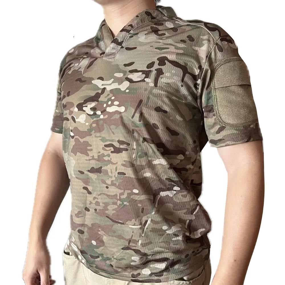 Detalle de la camiseta táctica camuflada