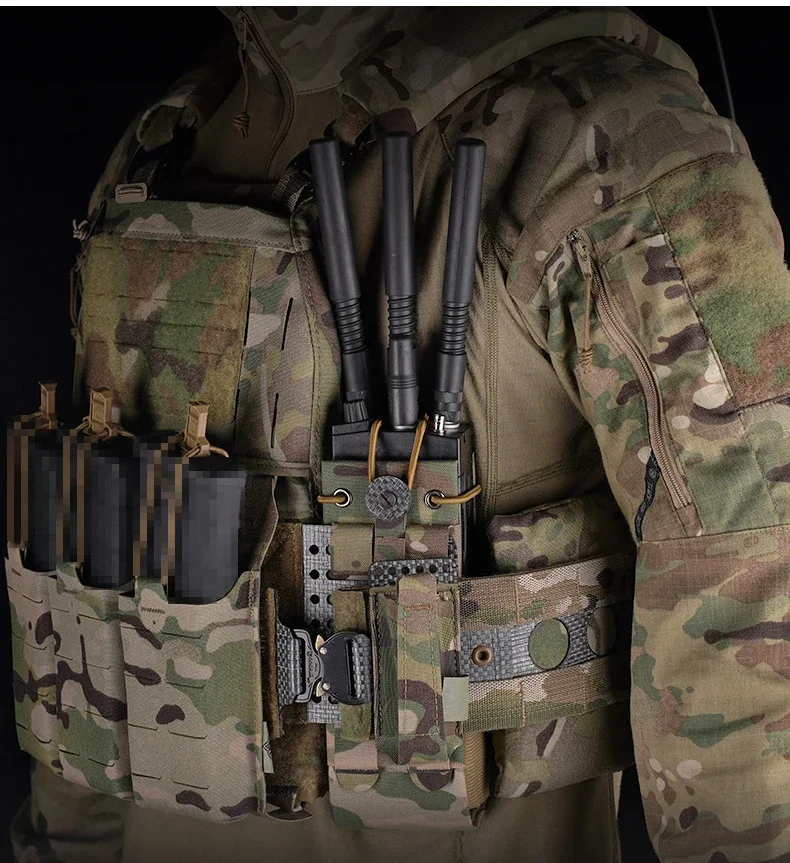Bolsa táctica MOLLE para radio Walkie Talkie en uso