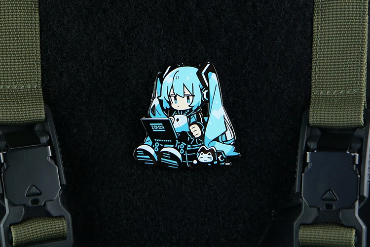 Parche frontal con diseño de Miku en aleación de metal