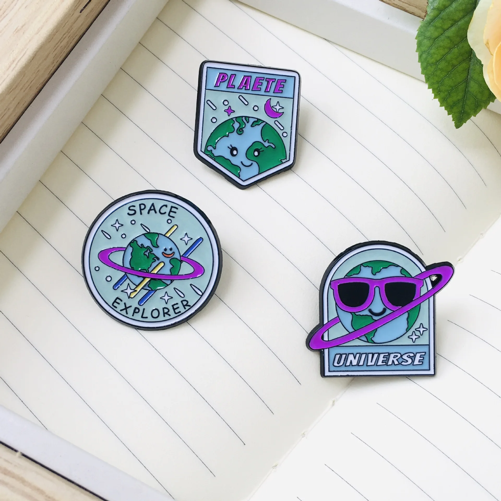 Medalla/pin con diseño geométrico con temática ambiental