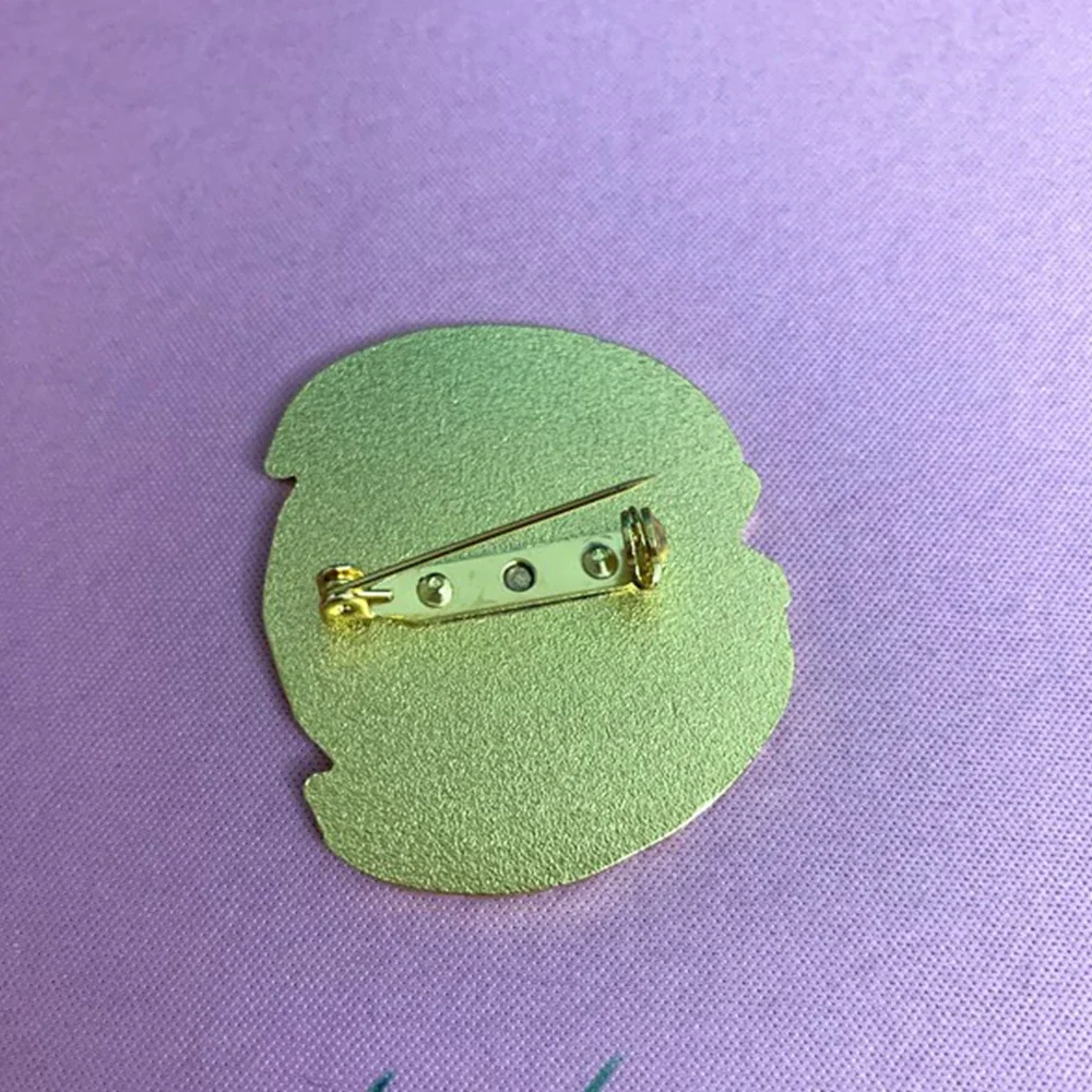 Broche metálico tipo insignia con acabado de souvenir