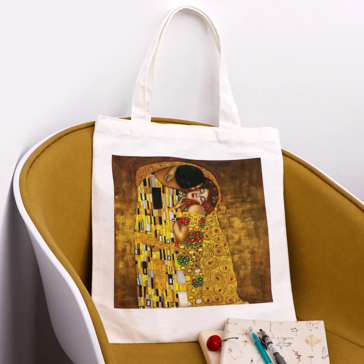 Bolso de lona Kiss mostrando su diseño plegable y asas reforzadas