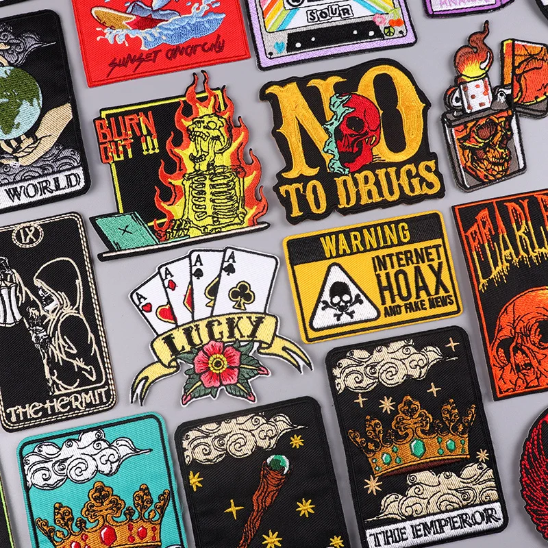Parche bordado punk/fuego con calavera en fondo oscuro
