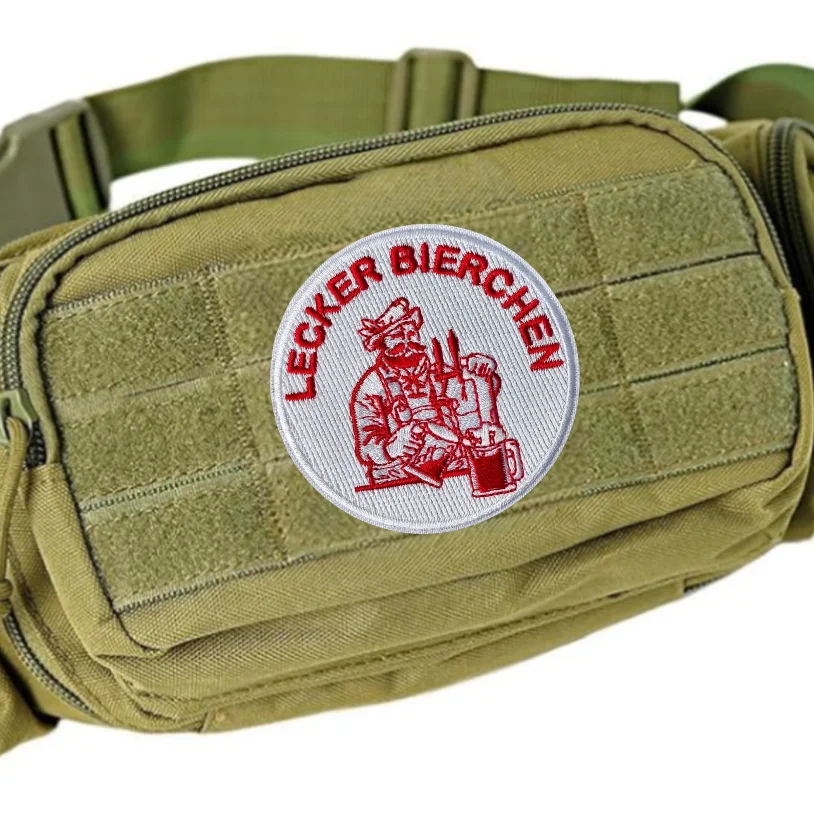 Parche táctico bordado Lecker Bierchen con velcro para mochila - imagen 4