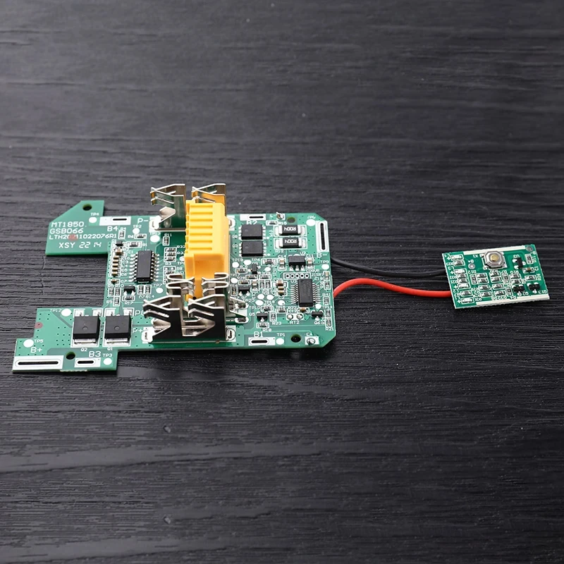 Placa BMS junto a herramientas Makita