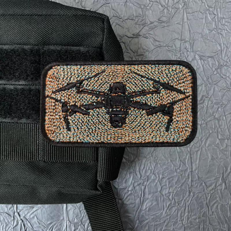 Parche colocado sobre mochila táctica