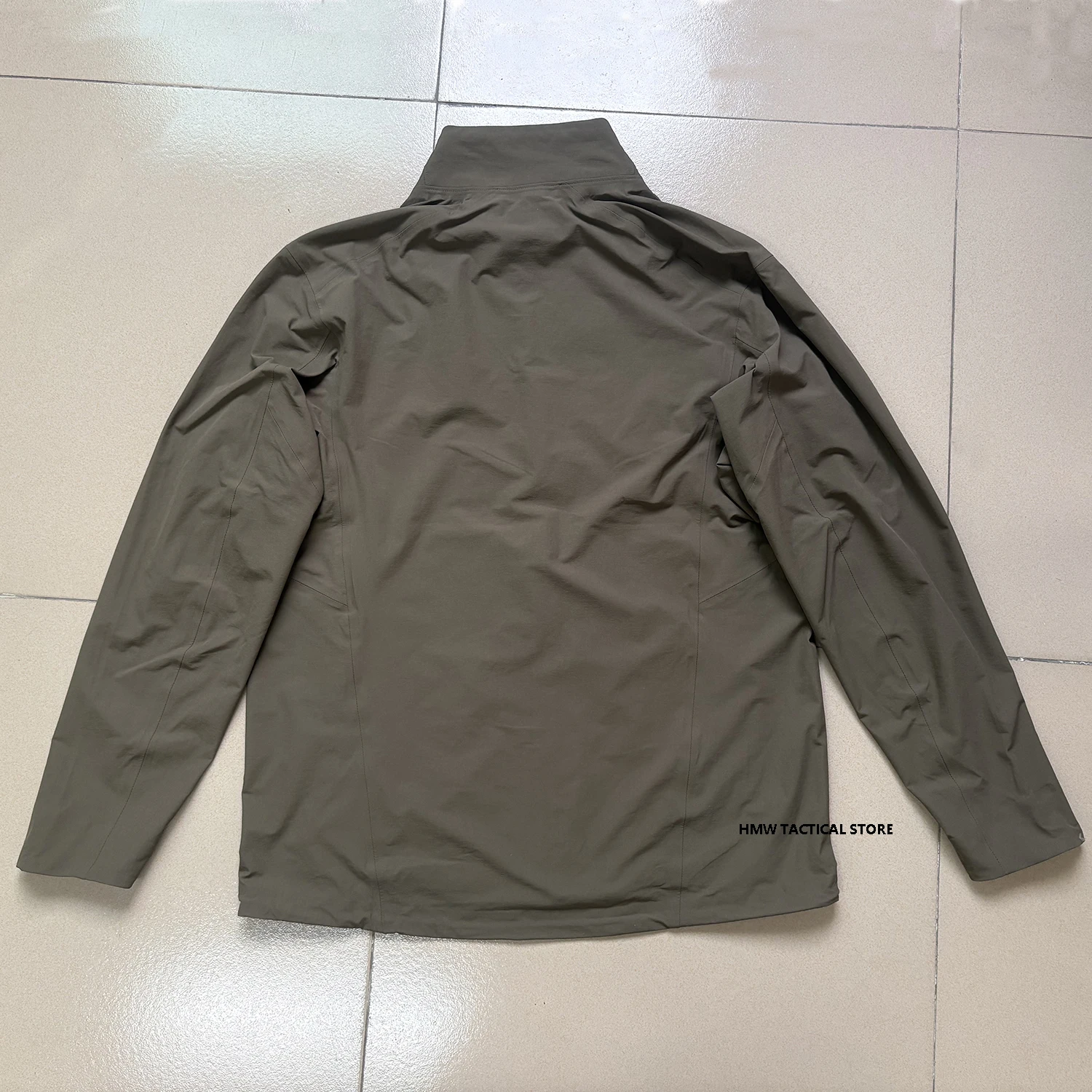 Chaqueta impermeable de exterior con goma, cuello alto, corte 3D - imagen 2