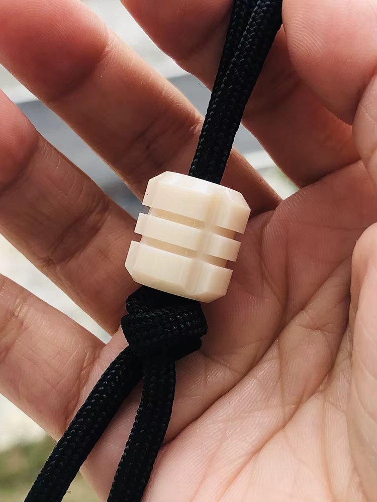Hebilla colgante de cuerda luminosa resina EDC para mochila y llavero