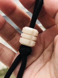 Hebilla colgante de cuerda luminosa resina EDC para mochila y llavero
