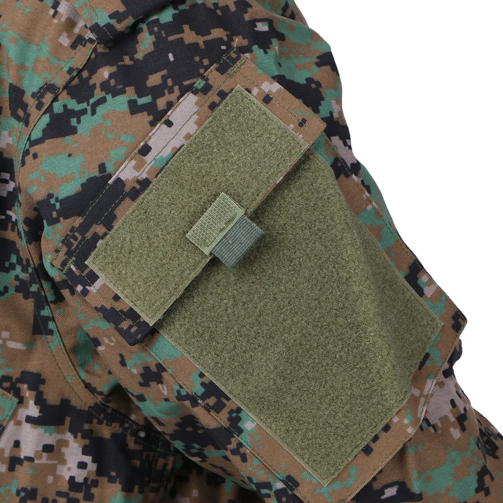 Detalle de bolsillos del pantalón táctico