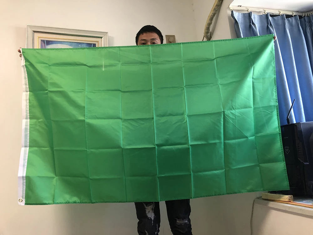 Bandera púrpura en interior como elemento decorativo