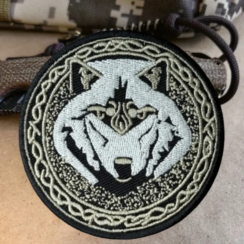 Parche táctico bordado lobo chevron – velcro para brazalete - imagen 5