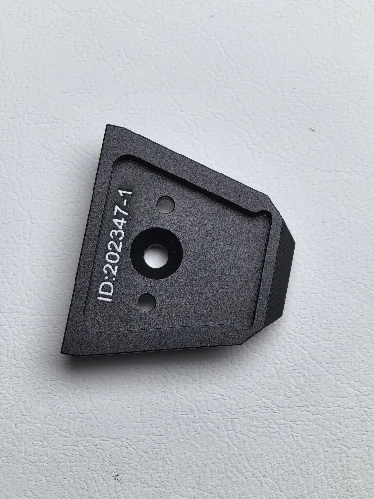 Adaptador metálico táctico en acabado negro