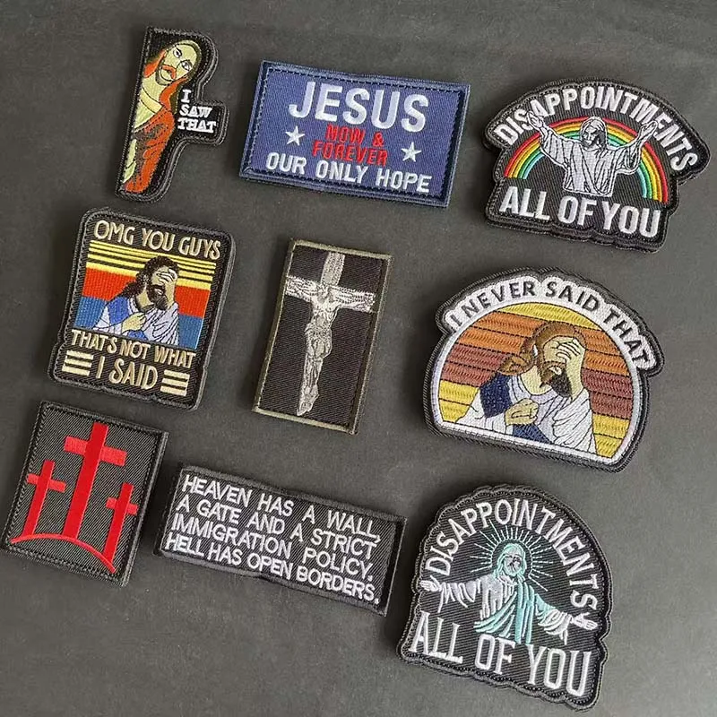 Parche bordado con expresión de Jesús y aplique cruz para mochila - imagen 4