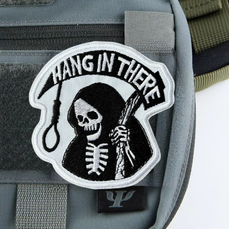 Parche táctico bordado calavera Hang in There con velcro moral - imagen 3
