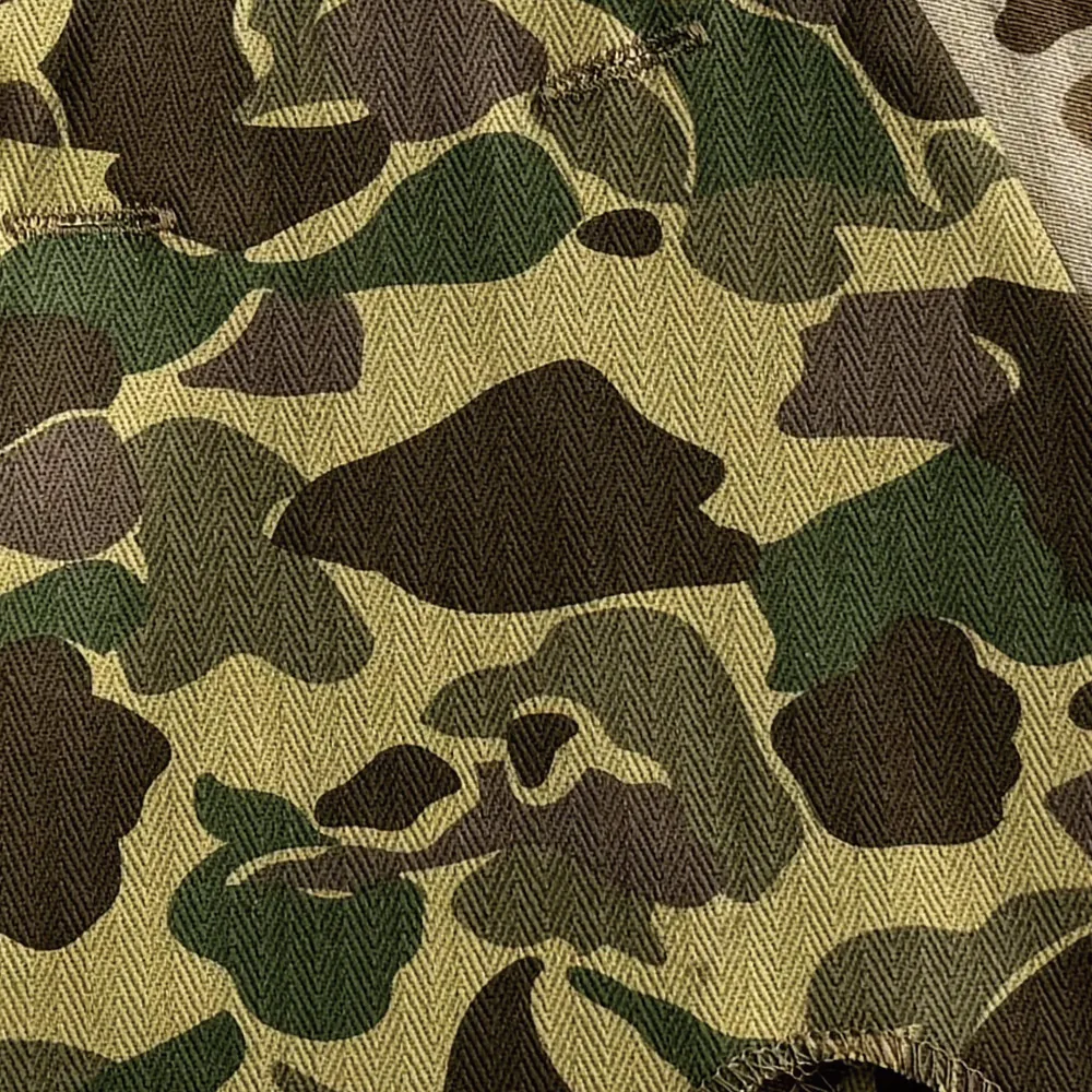 Casco con funda camuflaje tipo piel de rana