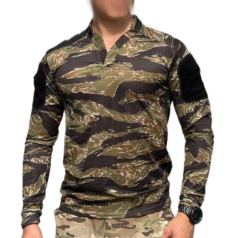 Vista de la prenda sobre fondo neutro, patrón de camuflaje