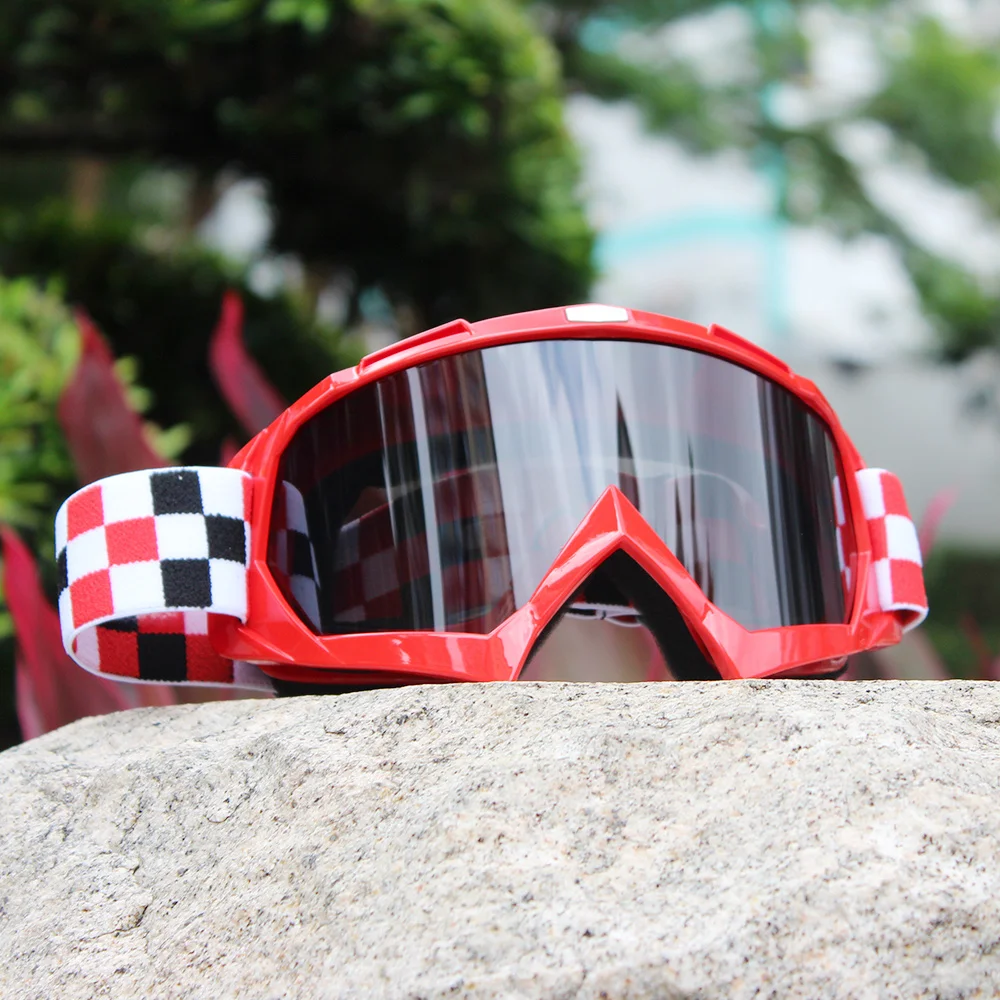 Gafas en uso sobre un casco de motocross mostrando su sujeción