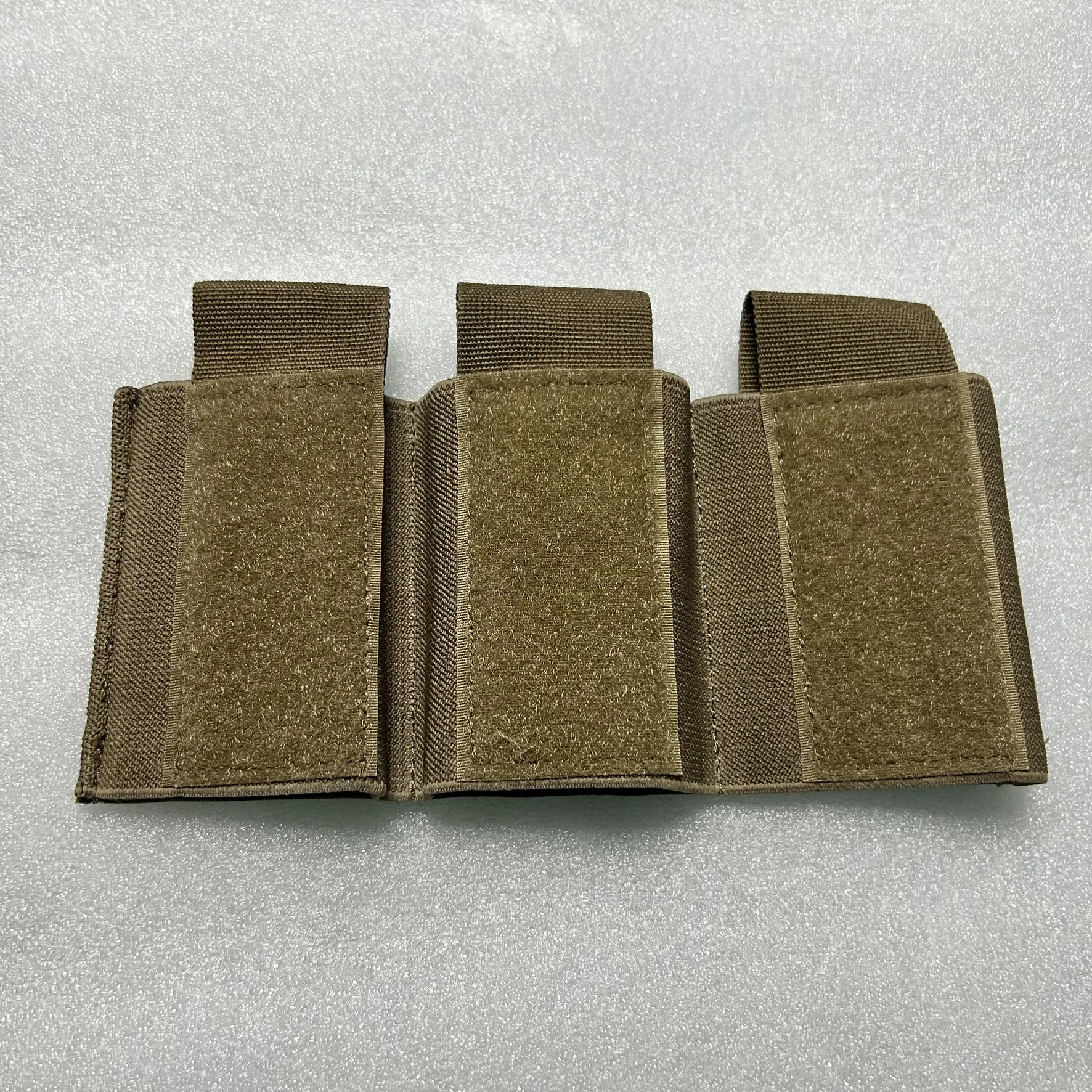 Portacargador triple táctico con elástico integrado