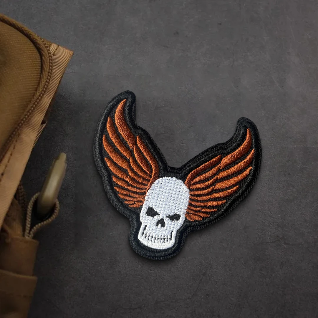 Parche bordado calavera alada vintage estilo motero – Velcro - imagen 2