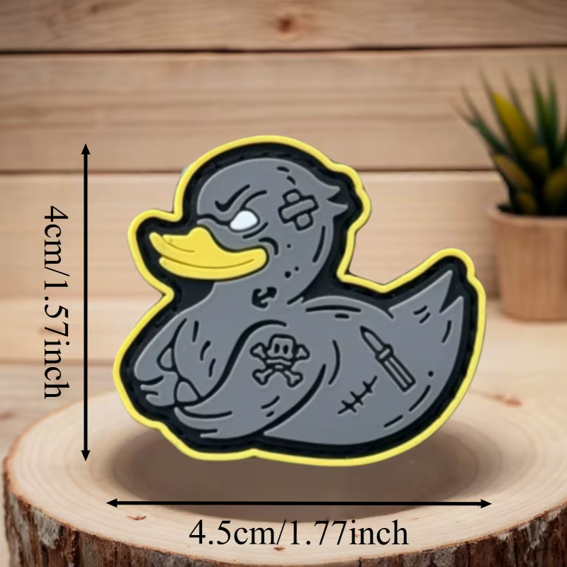 Detalle del diseño del parche de pato Punk en PVC