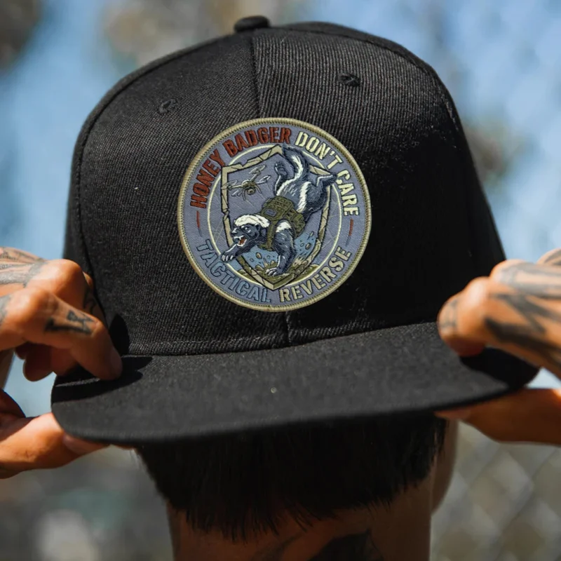 Parche táctico Honey Badger Don't Care – Gancho y bucle para mochila y ropa - imagen 2
