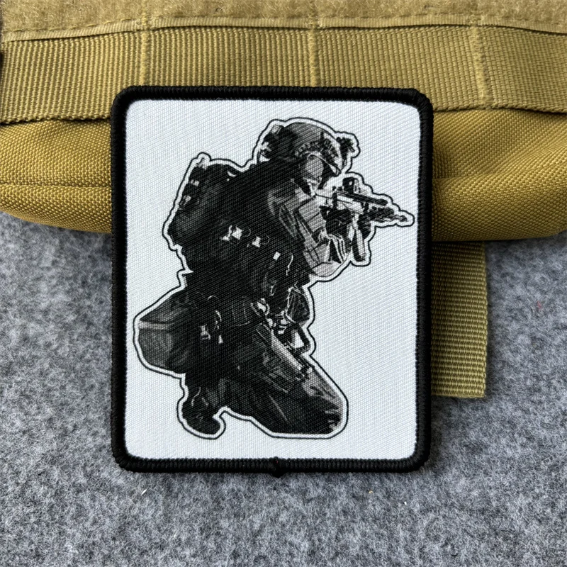 Parche táctico soldado con pistola – Velcro para mochila - imagen 3