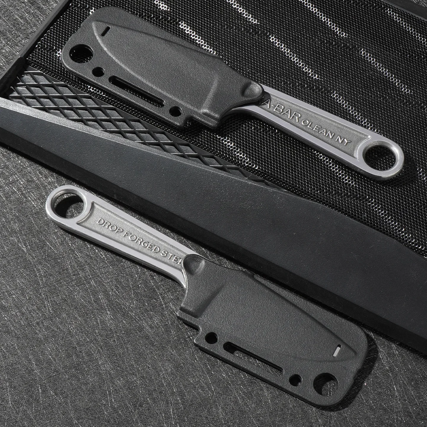 Cuchillo recto de alta dureza con funda K y quilla integrada